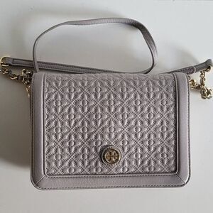 Tory Burch Women Bryant Quilted Crossbody Mercury Grey bag.